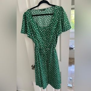 Green ditsy dress, tie waist, beautiful print, brand new, no tags